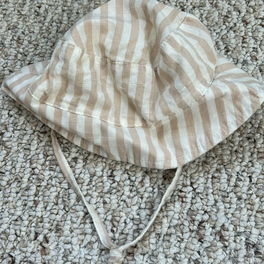 H&M tan and white striped overall romper with sun hat 9-12 months - Picture 5 of 6